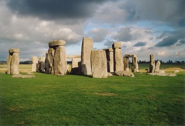"Stonehenge back wide" by Frédéric Vincent - Own work. Licensed under CC BY-SA 2.0 via Wikimedia Commons - https://commons.wikimedia.org/wiki/File:Stonehenge_back_wide.jpg#/media/File:Stonehenge_back_wide.jpg
